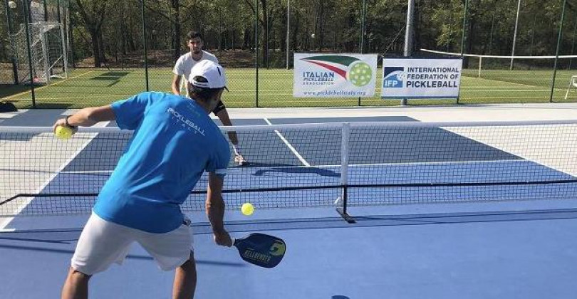 Un campo da pickleball nel parco di via Rottigni